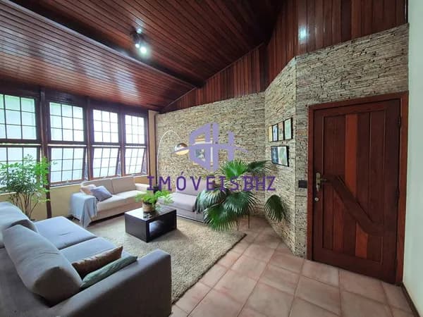 CASA COM 4 QUARTOS 2 SUITES PISCINA E 4 VAGAS NO CASTELO