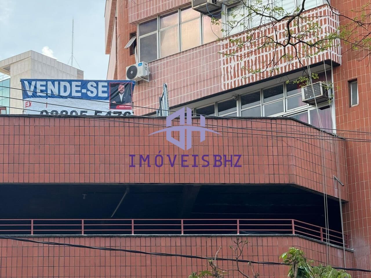 ÁREA COMERCIAL A VENDA NO BAIRRO SANTO AGOSTINHO COM 3 SALAS, 4 BANHEIROS E TERRAÇO