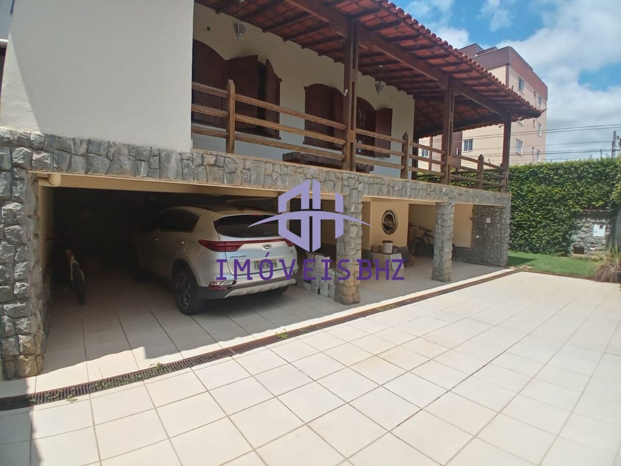 Casa com 3 Quartos e 4 banheiros à Venda, 298 m² por R$ 1.150.000