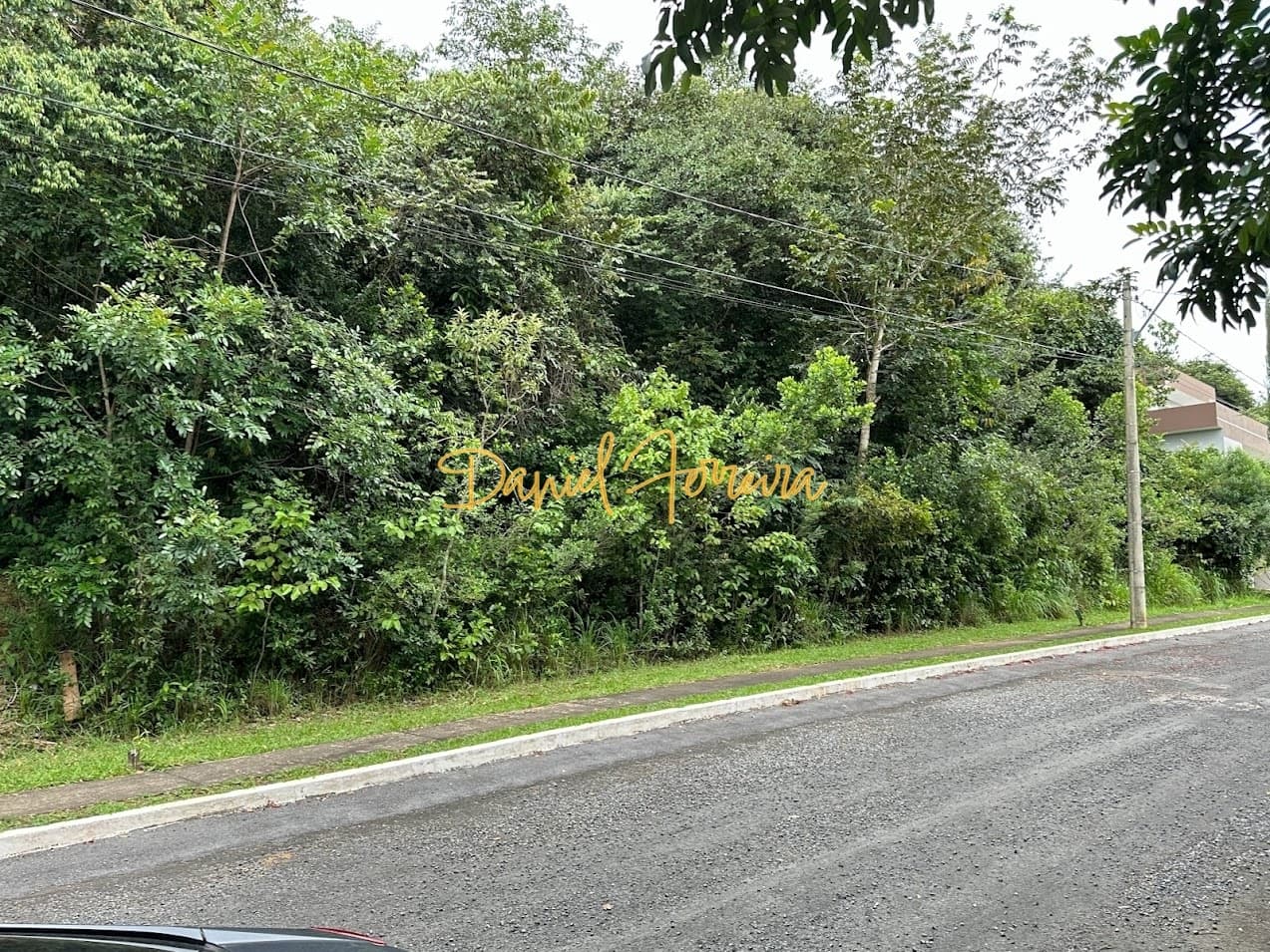 Lote em Aclive - Travessa Poço Azul - Condomínio Santa Monica - DF