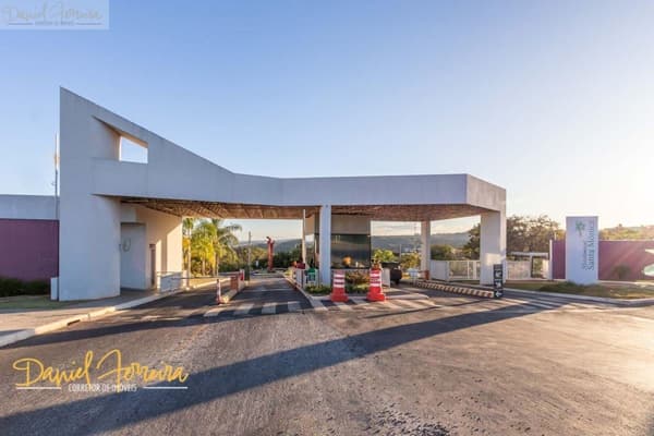 Lote com fundo e vista livre para a reserva na Travessa Orquídeas