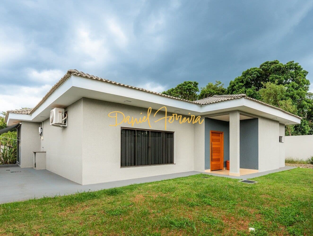 Casa térrea com 2 suítes, sala com 3 ambientes, área de serviço separada e ampla varanda com área gourmet.