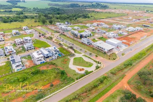 Lote à venda totalmente plano, murado no Condomínio Le Jardin