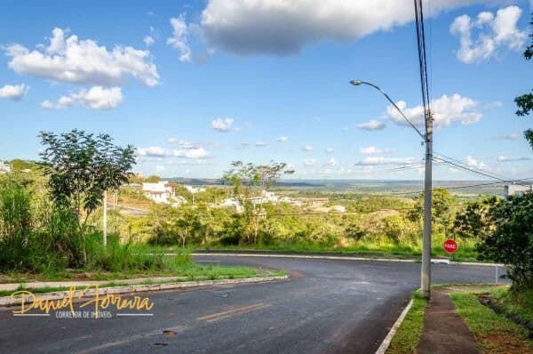 Lote com vista livre permanente de fundo e frente - Parte alta do condomínio