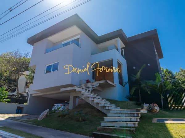 Casa Moderna com Vista para as Montanhas no Condomínio Santa Monica
