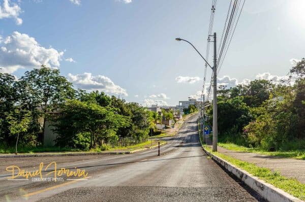 Lote de esquina quase todo plano - Aceita financiamento bancário