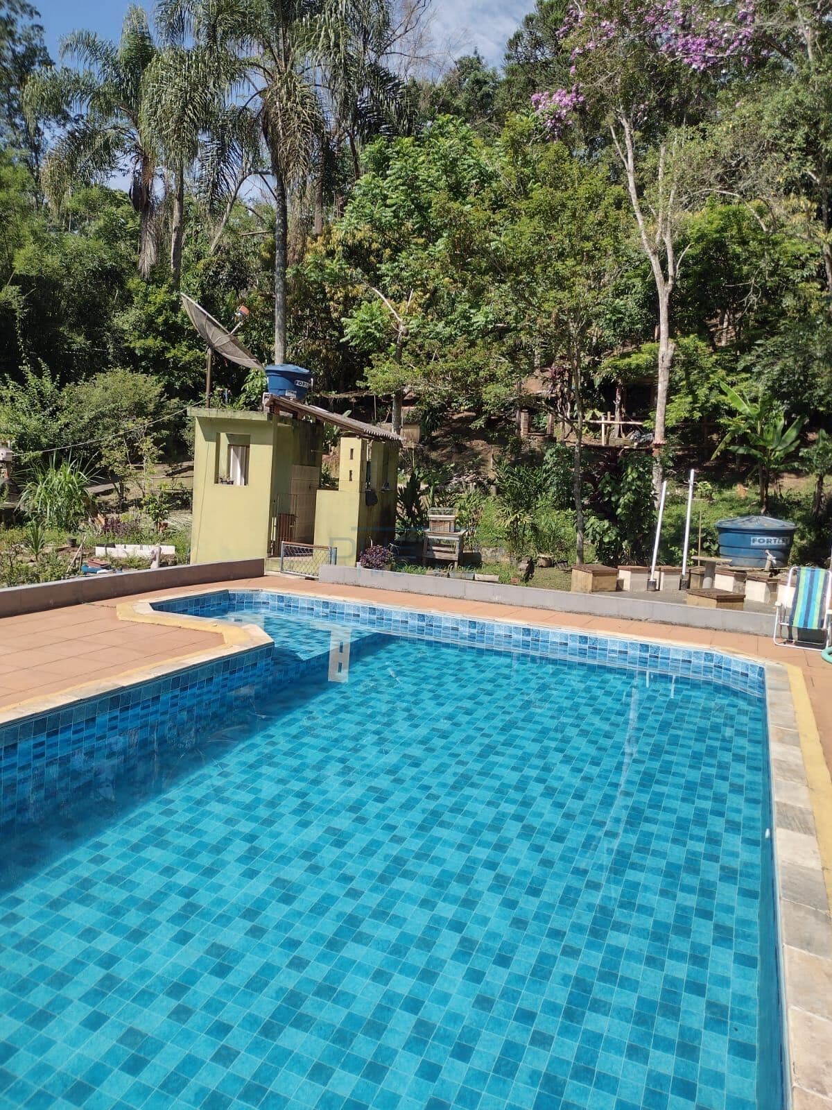 Chácara com casa de 03 dormitórios e terreno de 4.320m², à venda em Arujá - SP