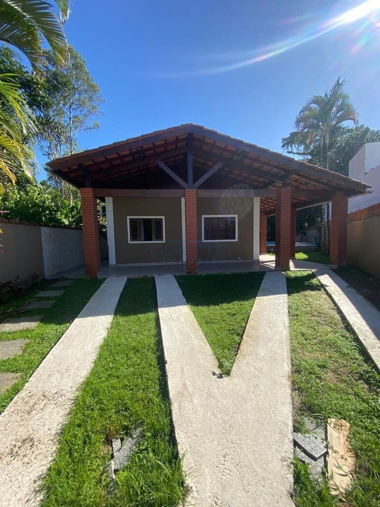 Casa de Praia em condomínio fechado, contando com 03 dormitórios e piscina, à venda em Bertioga - SP