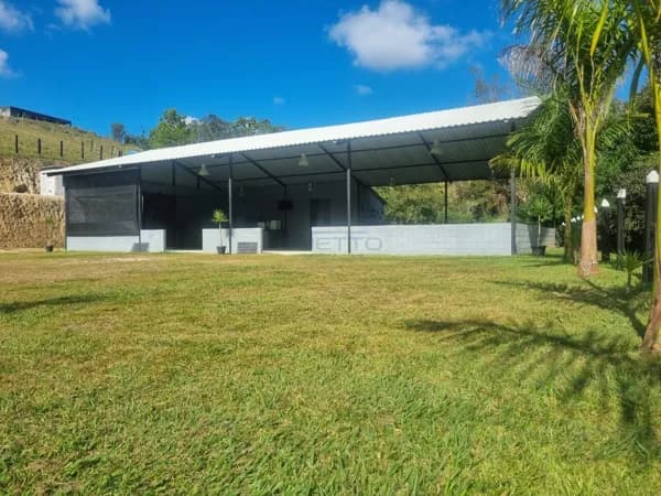 Excelente imóvel em terreno de 2.000m², à locação em Sabaúna – Mogi das Cruzes/SP