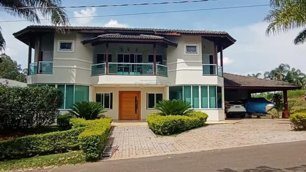 Casa de Alto Padrão à Venda em Condomínio Fechado com Acesso à Represa