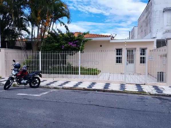 Casa Térrea com 03 dormitórios, sendo 01 suíte, à venda no Centro de Mogi das Cruzes - SP