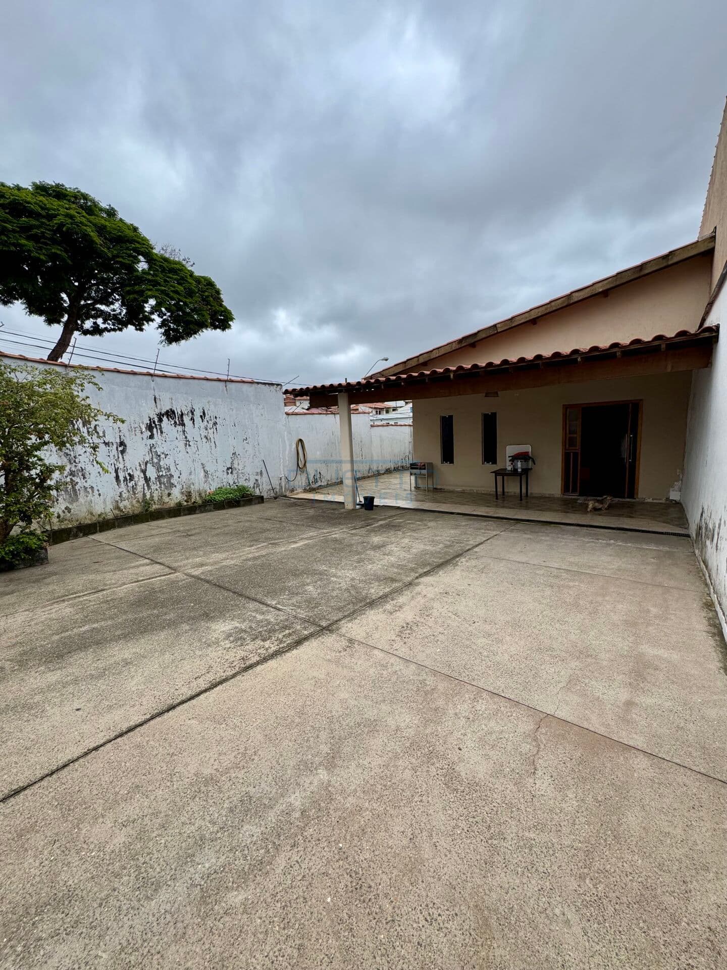 Casa ampla com porão, à venda em Mogi das Cruzes - SP