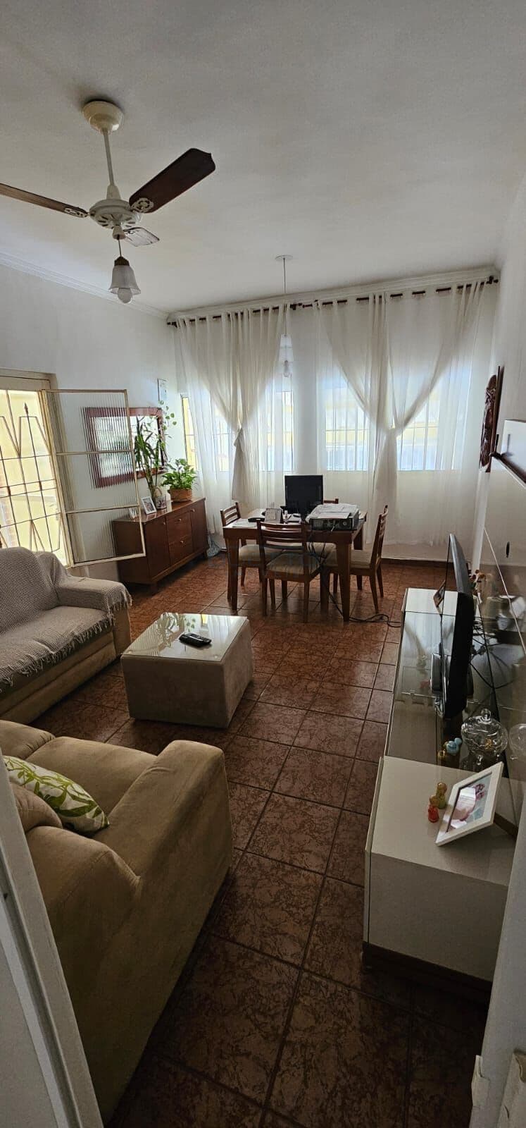 Casa de 03 dormitórios, sendo 02 suítes, á venda na Vila Vitória, Mogi das Cruzes - SP