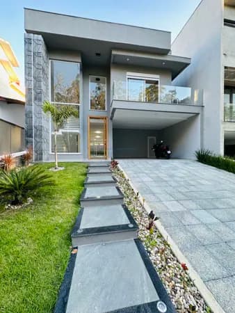 Casa sobrado em condomínio fechado com 3 suítes e piscina aquecida.