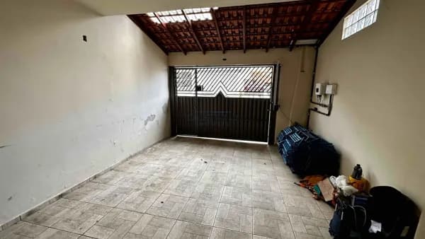 Casa com 04 dormitórios sendo 01 no piso térreo na Vila Nova Cintra, Mogi das Cruzes, SP