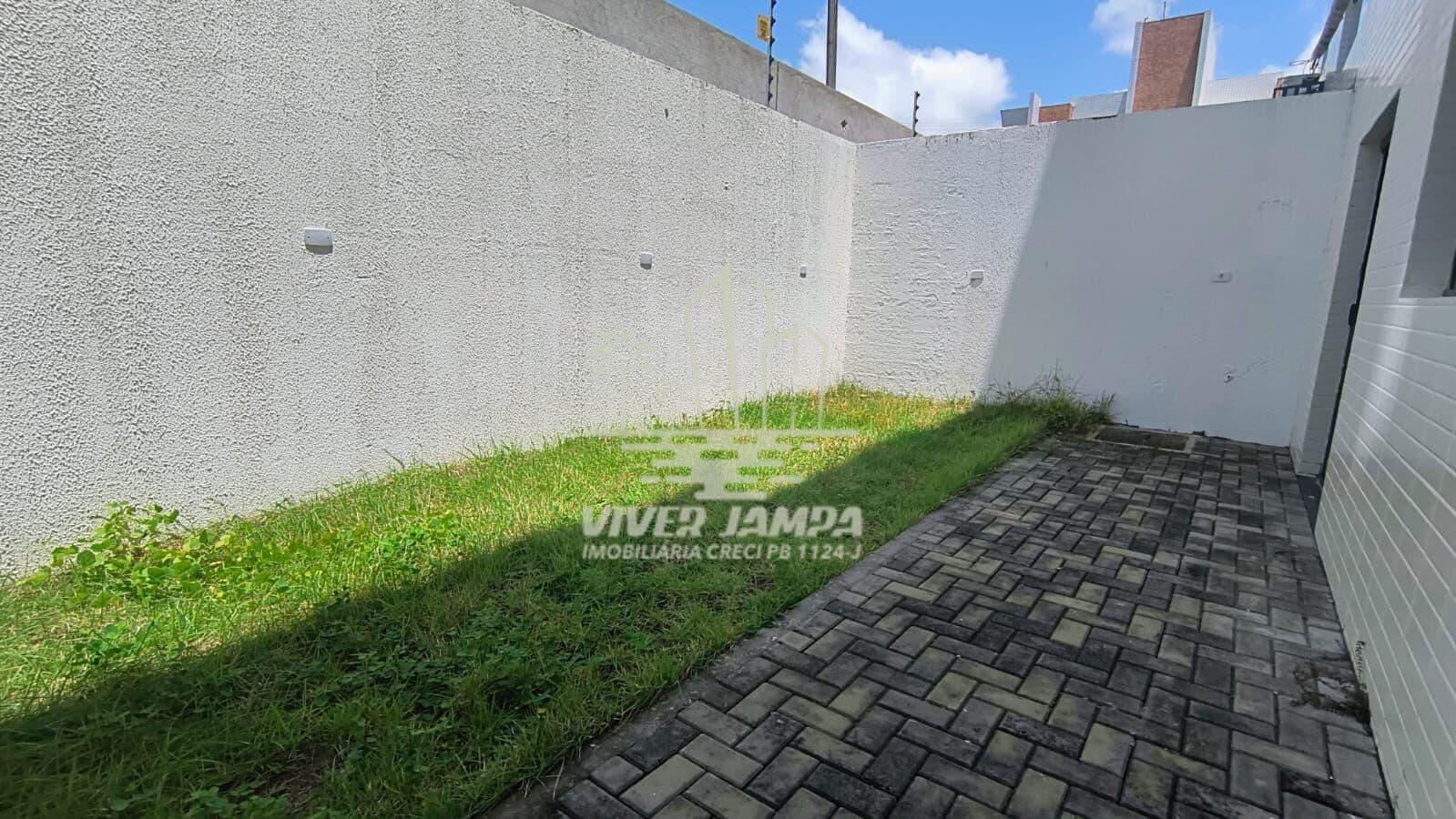 Apartamento térreo, com projetados, próximo a Praça do Cajú