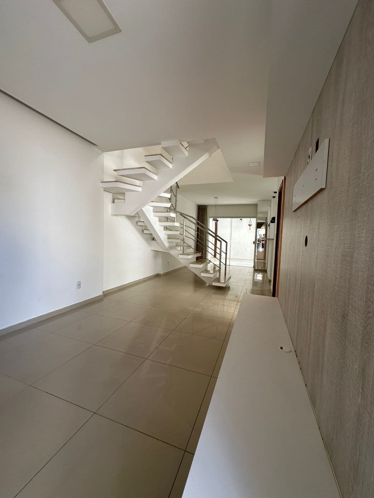 Casa em Ipitanga 4/4 com 03 suítes