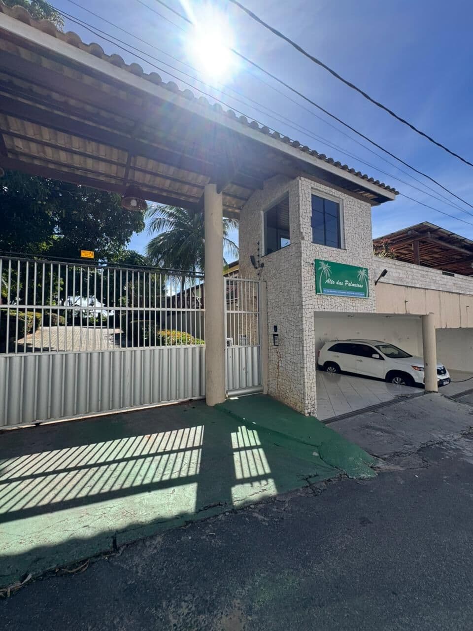 Casa em Lauro de Freitas 4/4 com 03 suítes