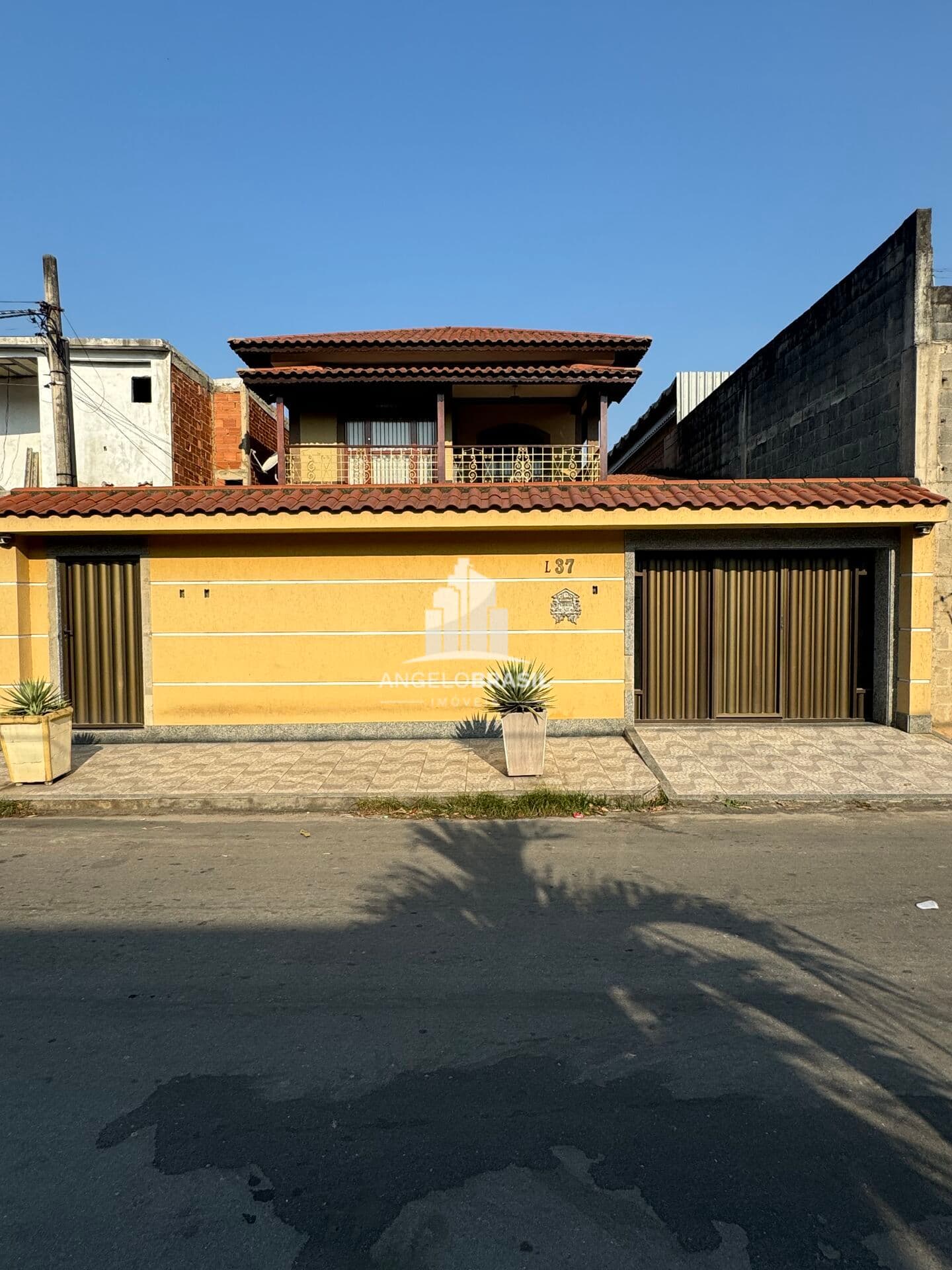 Casa Alto Padrão com 3 qaurtos, terreno amplo. Centro de Belford Roxo