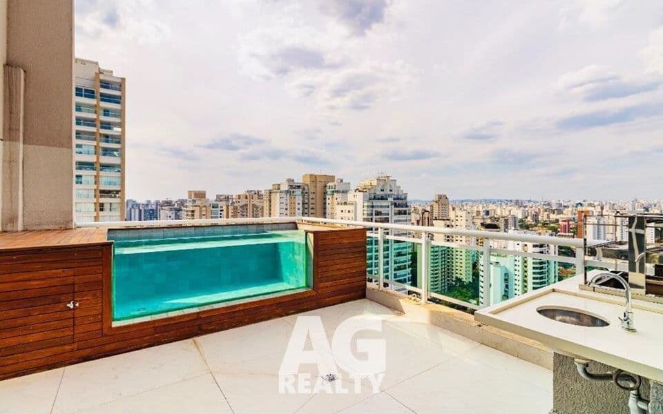 Cobertura reformada com 280m²