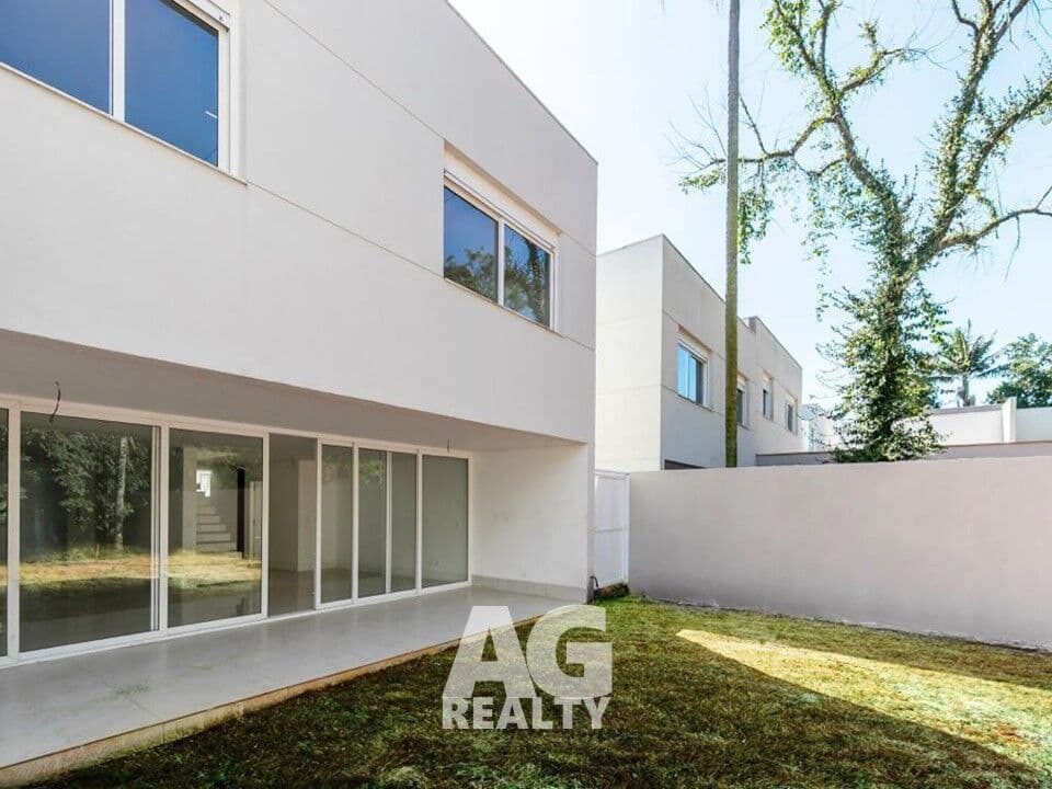 Casa nova em condomínio fechado
