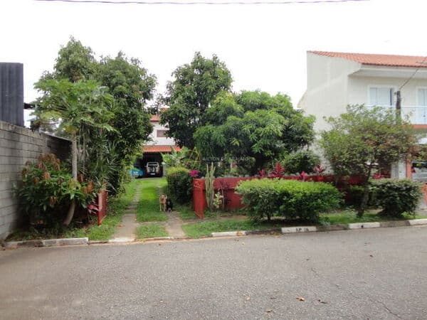 CASA COM QUINTAL GRANDE, SOBRADO TIPO EDÍCULA, DENTRO DO CONDOMÍNIO IBITI DO PAÇO NA CIDADE DE SOROCABA-SP.