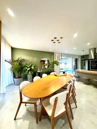🏡 Casa totalmente mobiliada, reformada e decorada, com 350 m² de construção em um terreno de 1.800 m². 💰R$3.370.000,00