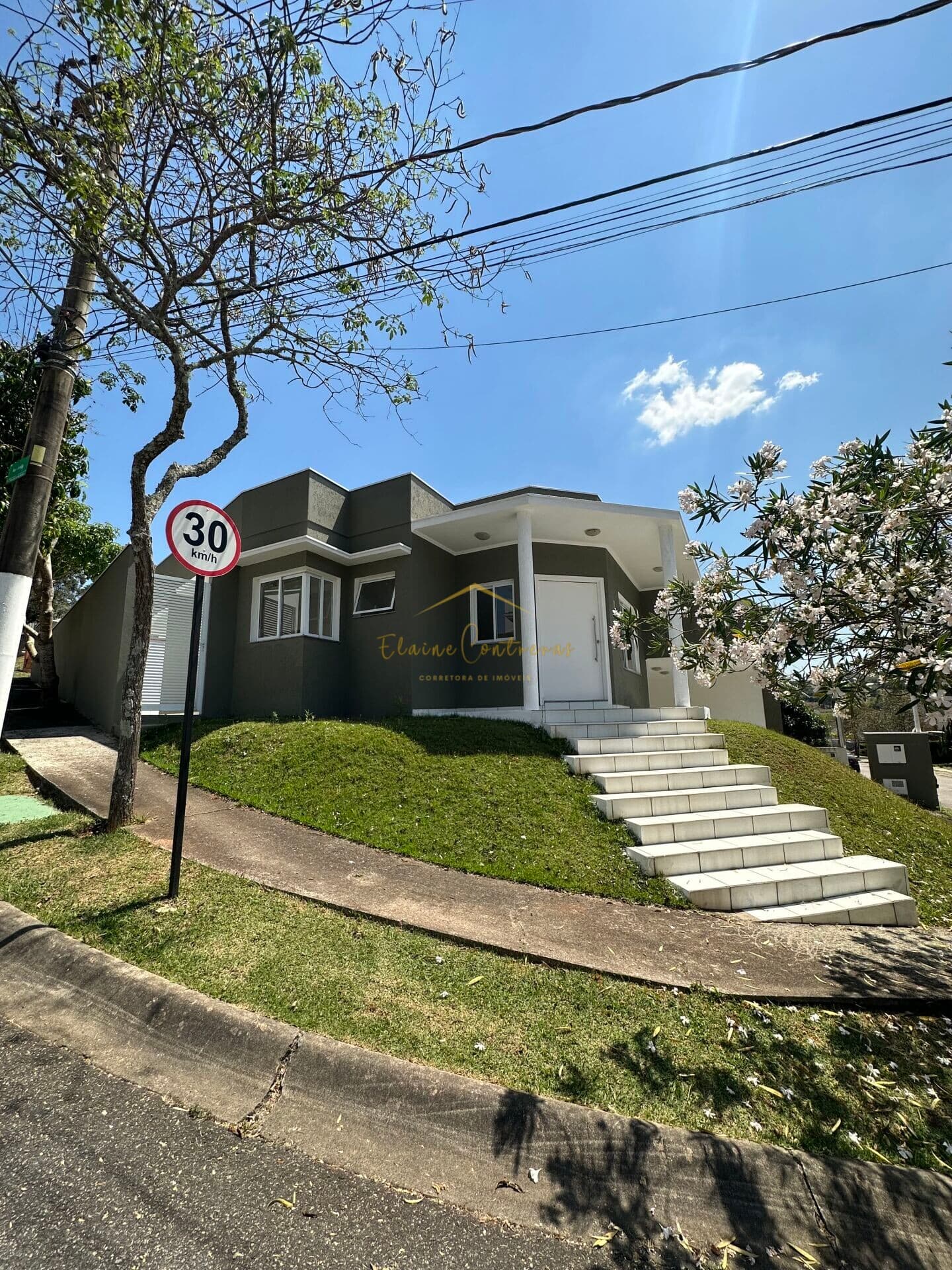 Casa com 3 suítes em comdomínio próximo ao Bragança Shopping