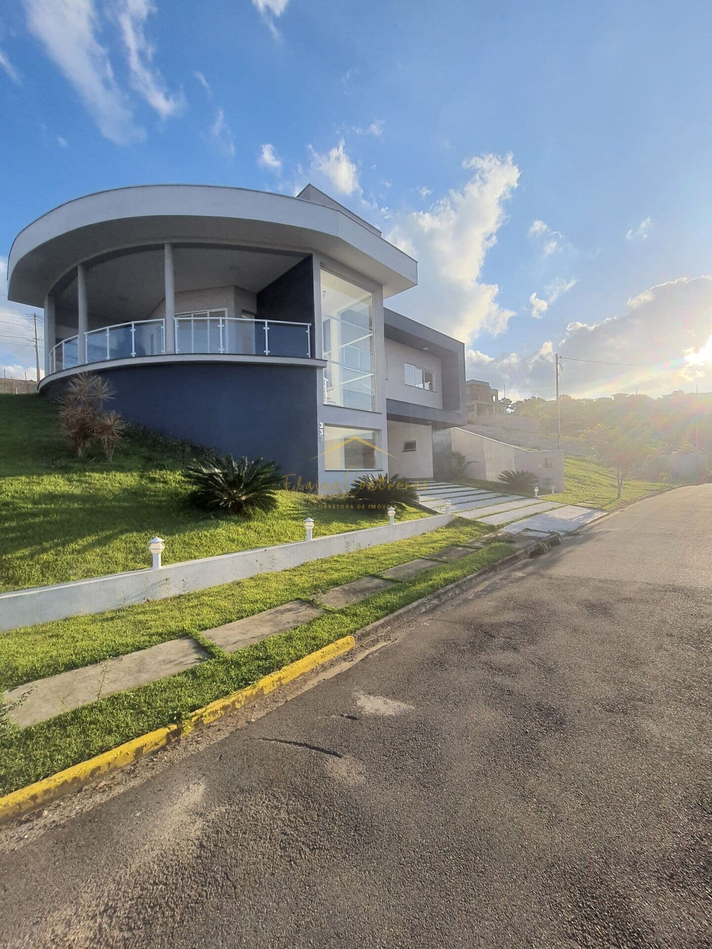 Casa de Condomínio com 3 Quartos e 4 banheiros à Venda, 230 m²
