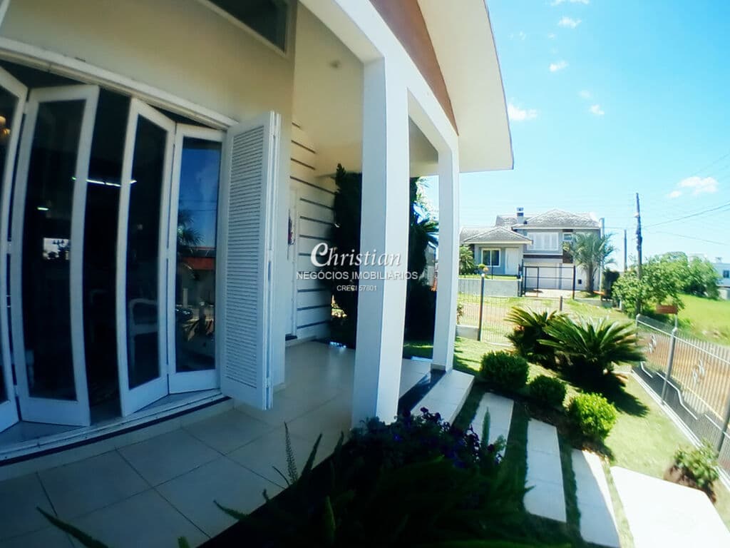 Casa semi-mobiliada usada - 03 dormitórios (1 suíte) com pátio.