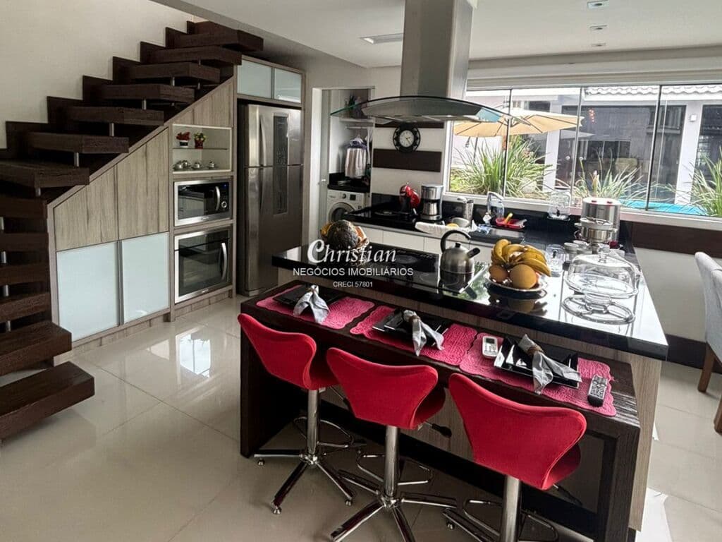 Excelente Casa 03 dormitórios Semi-Mobiliada