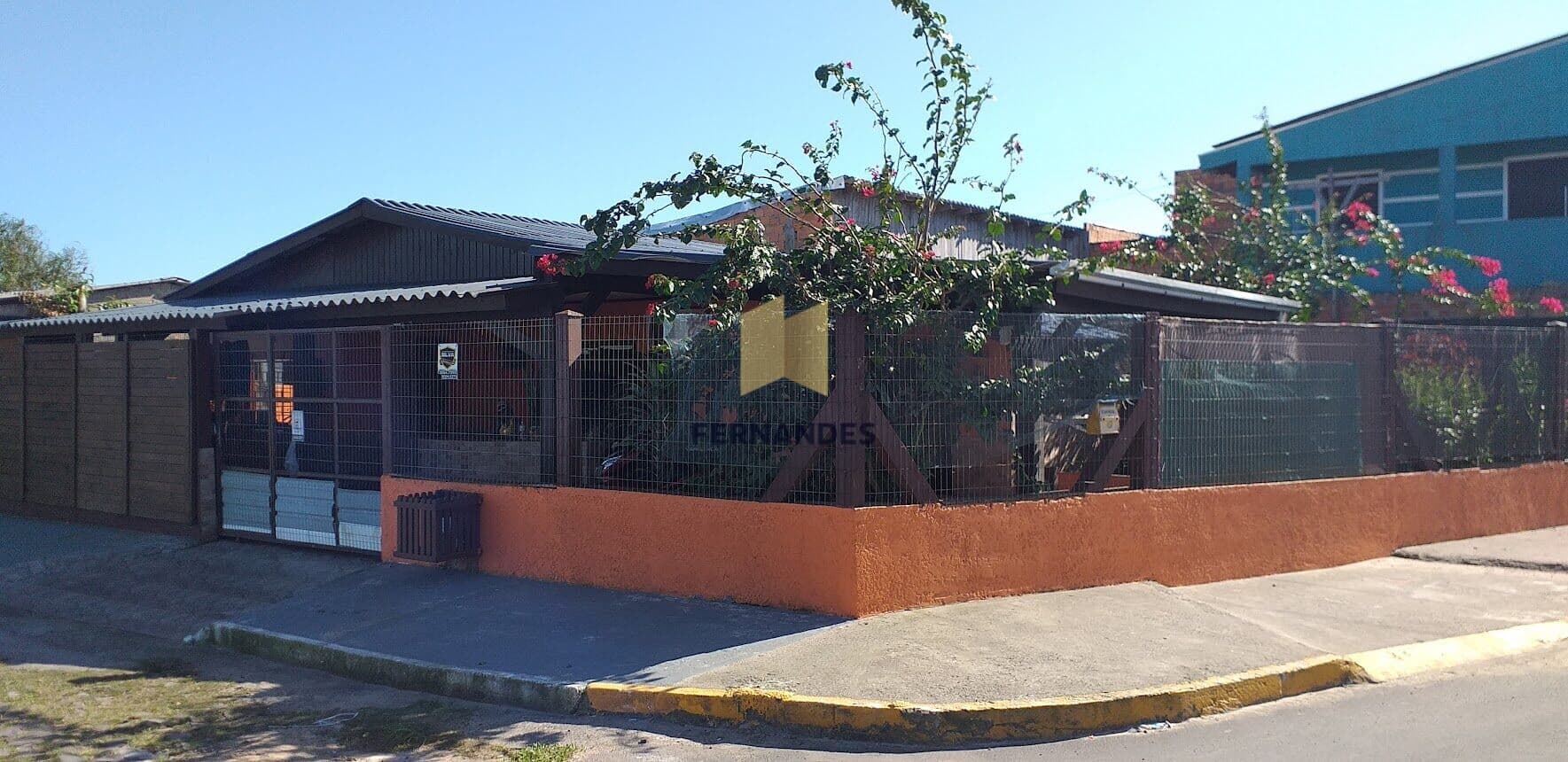 Casa padrão, de esquina, para moradia e comércio 😍