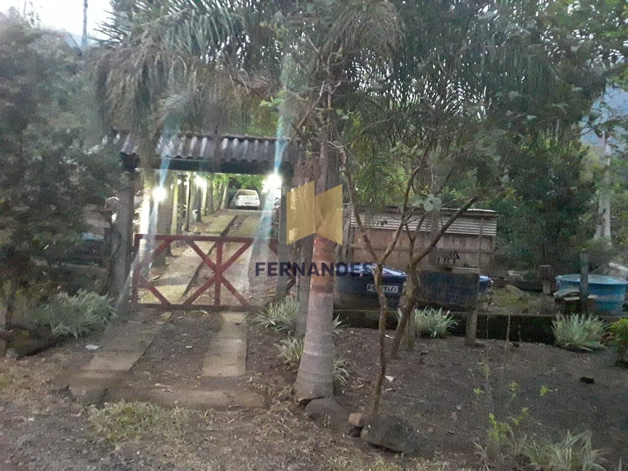 Sítio próximo a riacho e cascata