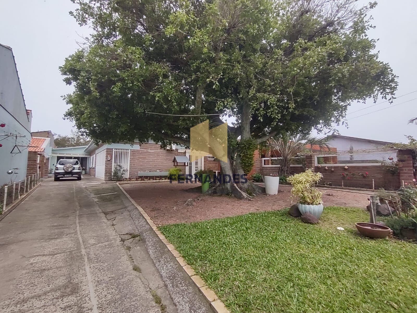 Casa com amplo terreno