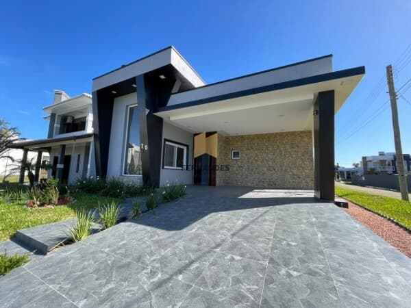 Linda casa de Alto Padrão em Condomínio Fechado! Na praia de Tramandaí!!