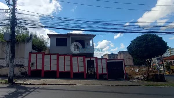 Ampla casa com 300 m2 na Vila Laura