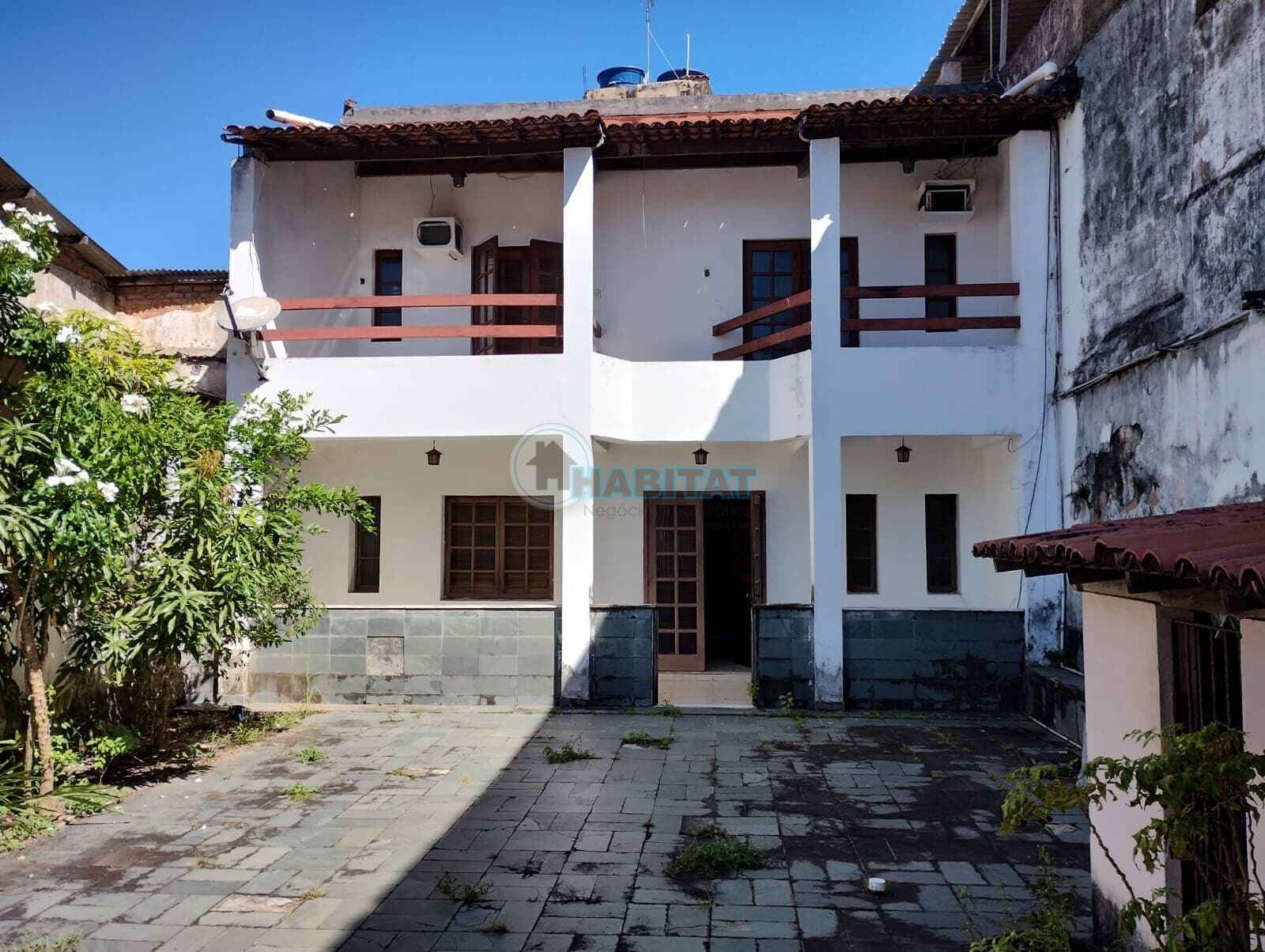 Ampla casa duplex com 3 Suítes e dependência completa