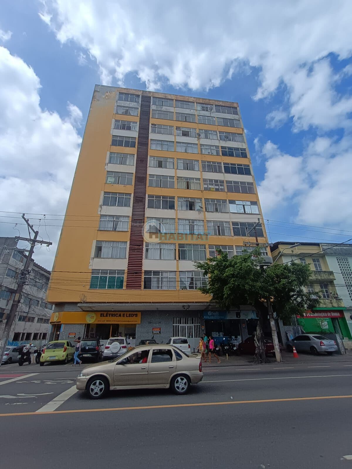 Amplo apartamento de 3/4 com dependência - Mares