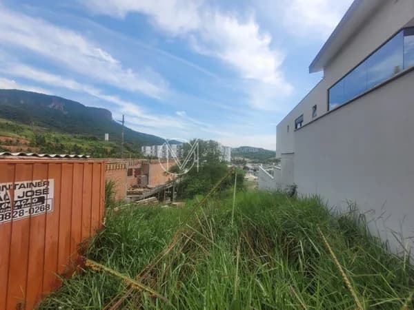 Terreno 378m² com Vista para a Pedra Branca, com Área Verde aos fundos e Rua sem Saída