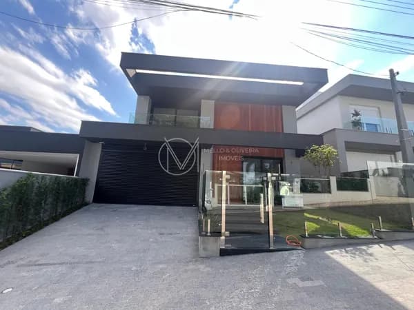 Casa Alto Padrão Duplex 311m² | 4 Suítes, sendo 1 Master com banheira | Piscina com SPA |