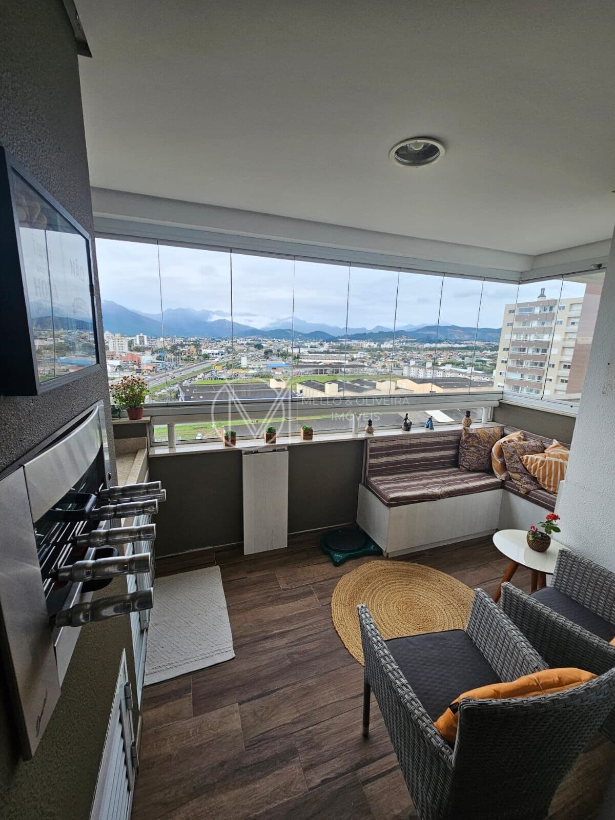 Apartamento 96m² Semimobiliado | 3 Quartos (1 Suíte), Banheiro social + Lavabo | Sacada fechada em vidro