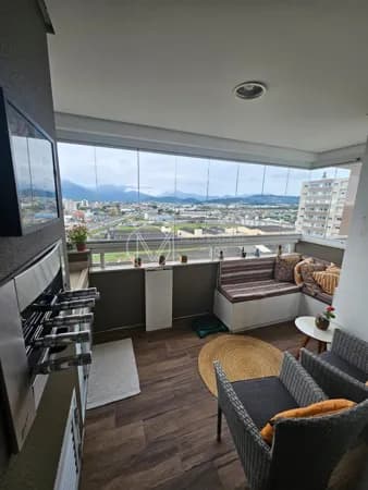 Apartamento 96m² Semimobiliado | 3 Quartos (1 Suíte), Banheiro social + Lavabo | Sacada fechada em vidro