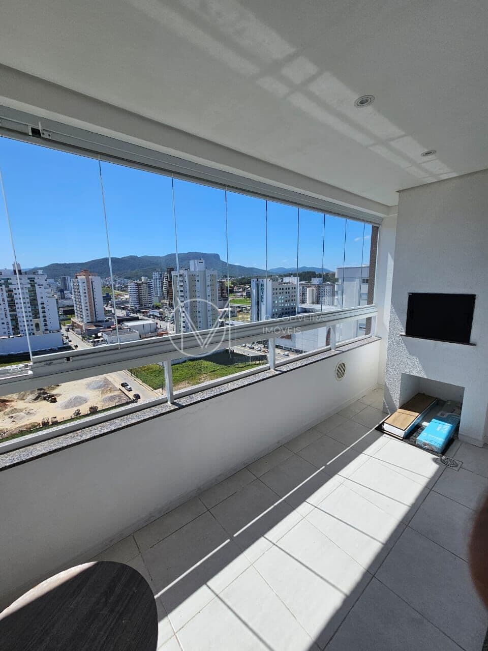 Apartamento Semimobiliado | 2 Dormitórios (1 Suíte) | Andar Alto | Sacada com Churrasqueira fechada em vidro com vista para a Pedra Branca