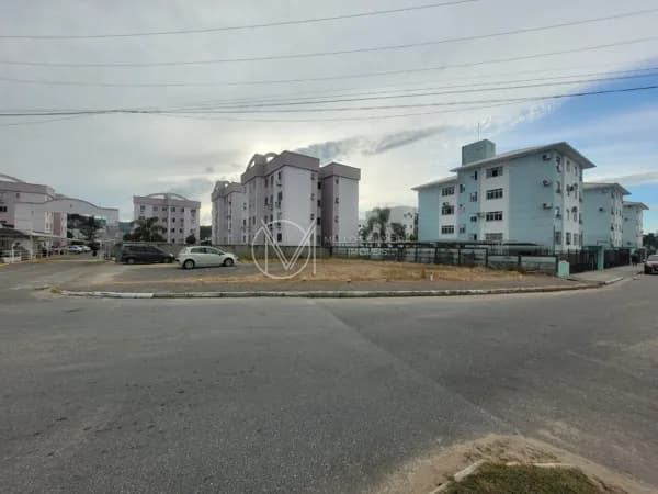Terreno plano 453m² em excelente localização no bairro Aririu
