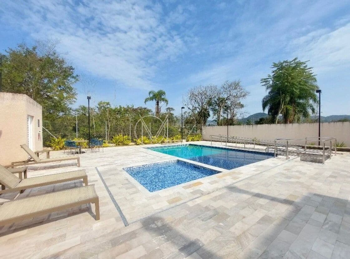 Apartamento 2 Dormitórios com Armários na Cozinha e banheiro | RNI Green Club com Piscina e Elevador