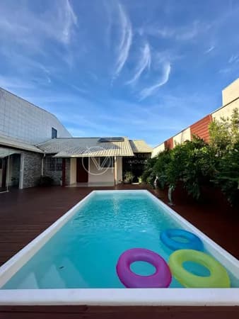 Casa Mobiliada | Piscina | Ampla Área Gourmet com Churrasqueira | Energia Solar | 2 Dormitórios com Closet, sendo 1 Suíte com Escritório em excelente localização no bairro Forquilhinhas