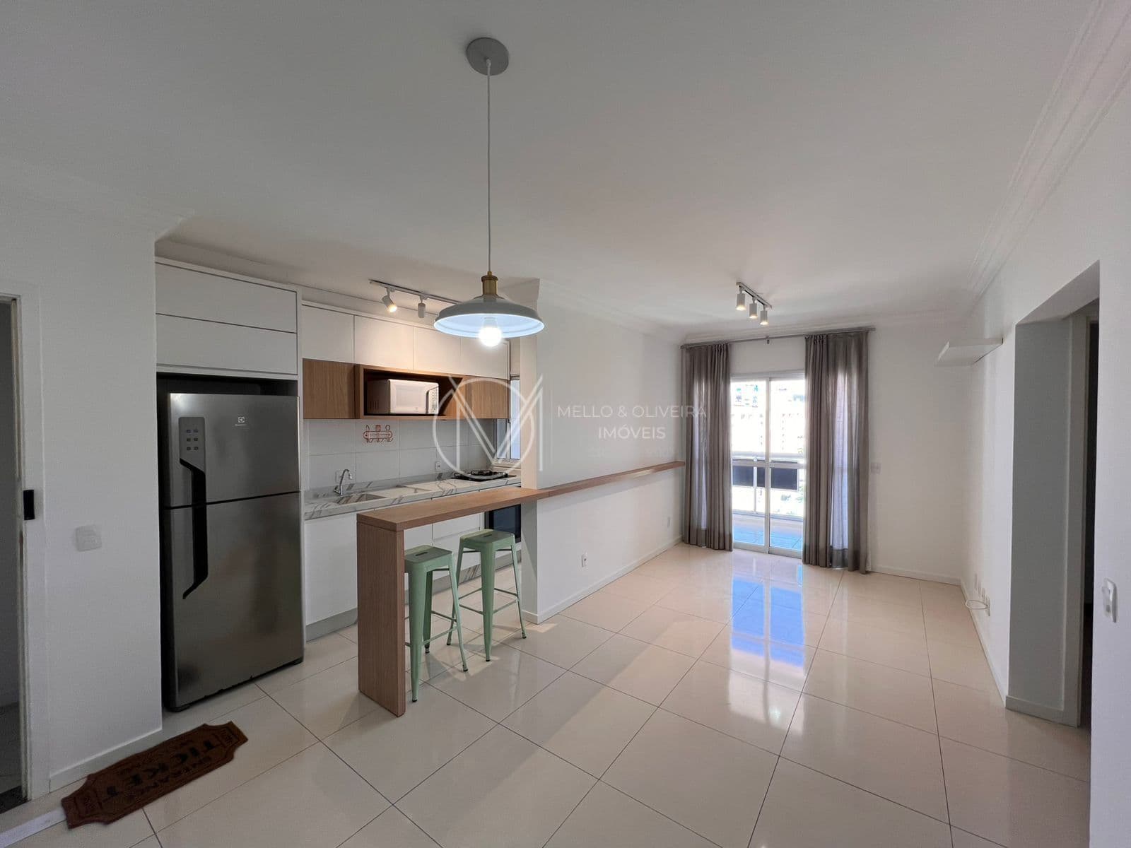 Apartamento Semimobiliado 78m², com Cozinha equipada | Andar Alto | Vista para Pedra Branca | 2 Quartos (1 Suíte)