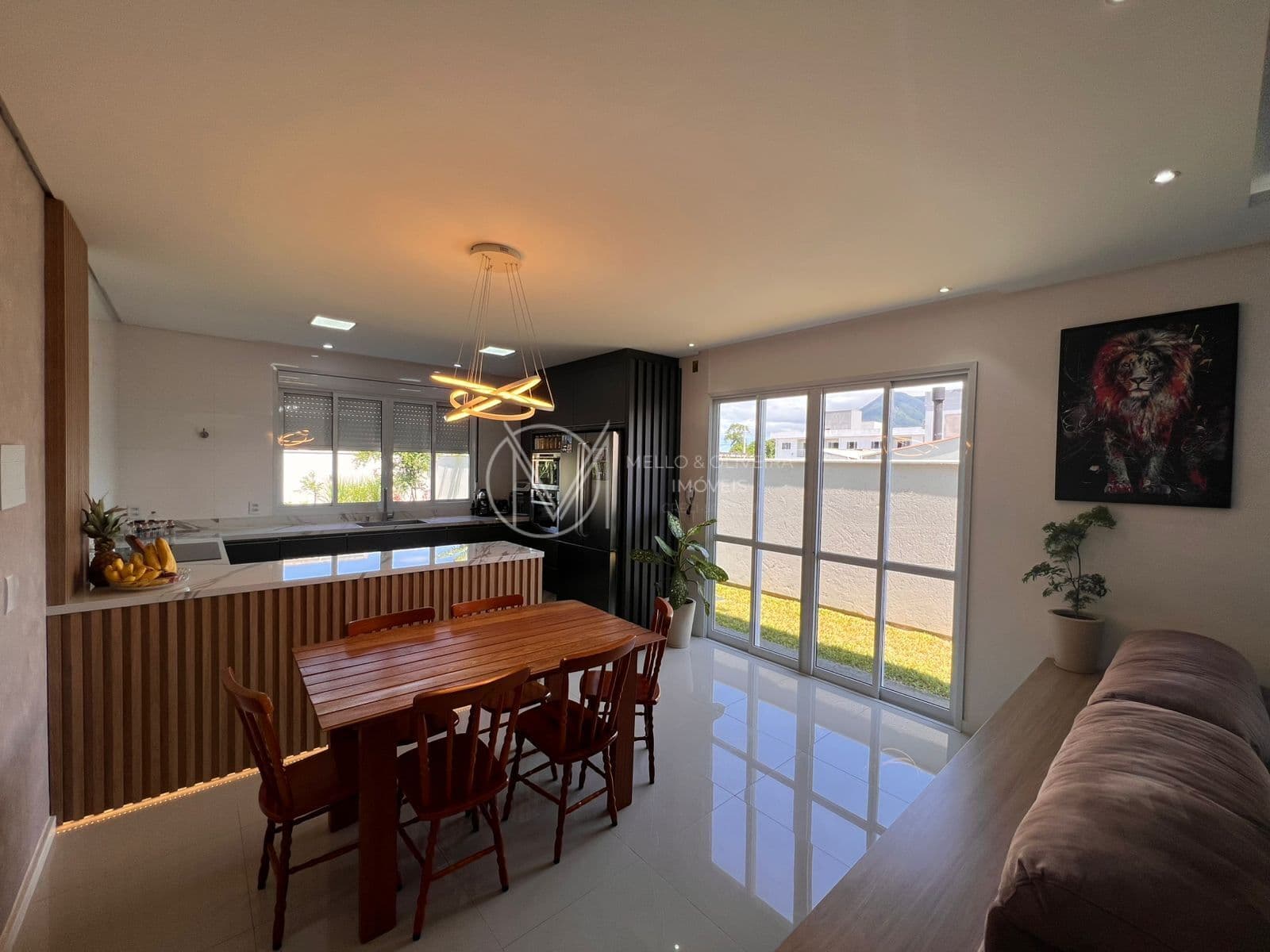 Casa Semimobiliada com Energia Solar | 2 Dormitórios (1 Suíte com Closet) | Amplo Terreno 360m²
