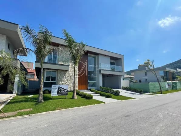 Reserva da Pedra | Casa de Alto Padrão com Piscina | Condomínio Fechado | 263,15m² | 3 Suítes, sendo 1 Master