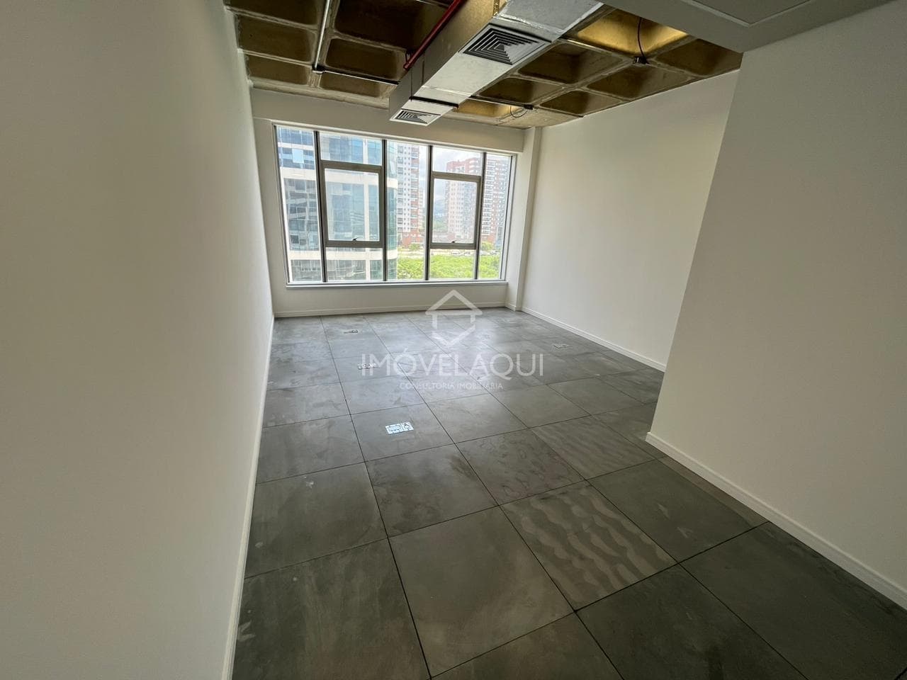 Sala comercial Barra da Tijuca primeira locação em prédio novíssimo e infraestrutura completa (auditórios, salas de reunião e academia)